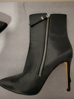 Michael Kors boots used, size 39, black, heels need repair