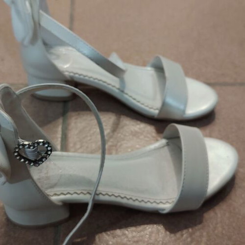 Nelli Blu white girl sandals size 32 like new with bow and heart buckle