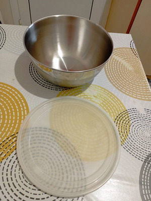 Inox bowl with plastic lid new, dimensions 23.5x11cm