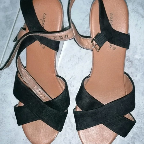 Platform sandals used with crisscross laces, size 41, black