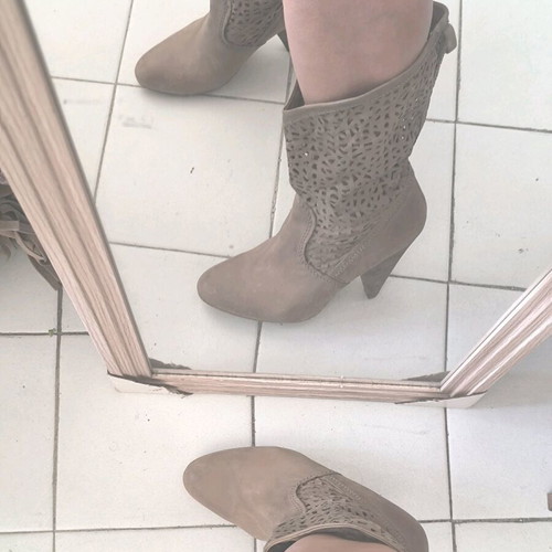 Azur Modern Boots Bershka Size 40 Beige Like New