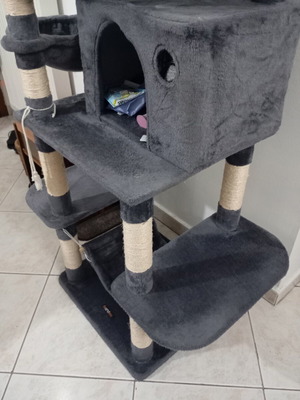 Large Cat Tree scratching post like new