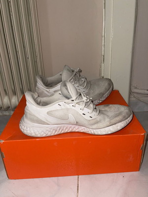 Nike Revolution 5 παπούτσια τρεξίματος μεταχειρισμένα, μέγεθος 44, λευκά