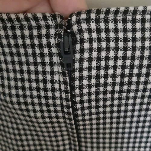 Skirt slim short like new, black and white