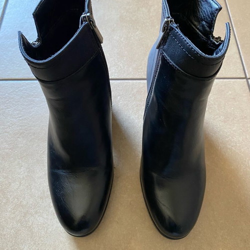 Women's black leather ankle boots size 38 like new