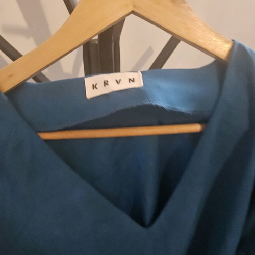 Karavan blouse one size like new, turquoise with belt