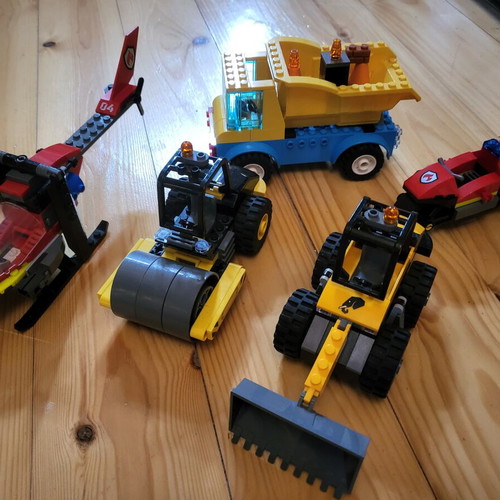 Lego sets like new with instructions and 3 new gifts
