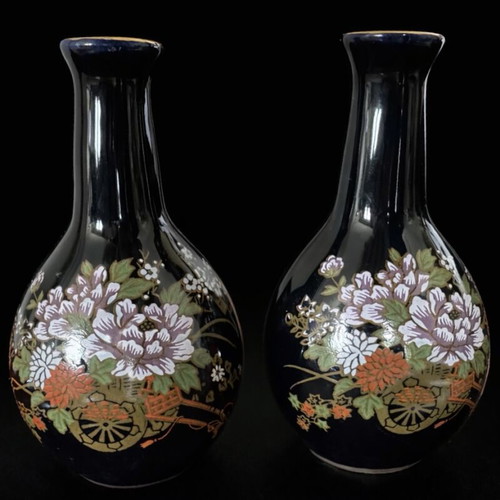 Pair of small decorative Japanese vases in like-new condition