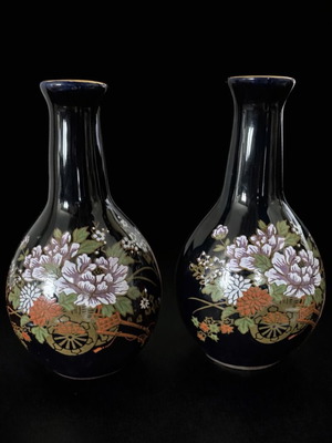Pair of small decorative Japanese vases in like-new condition