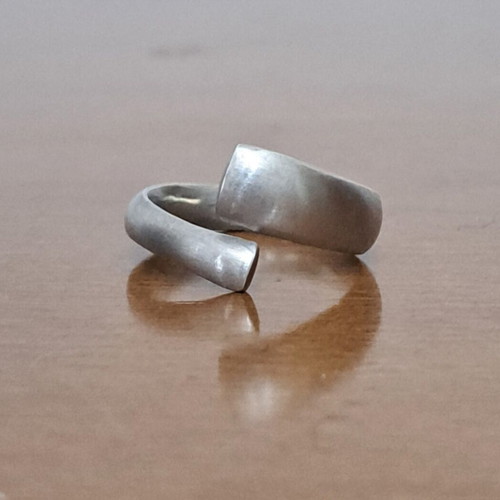 Silver ring with open spiral design like new