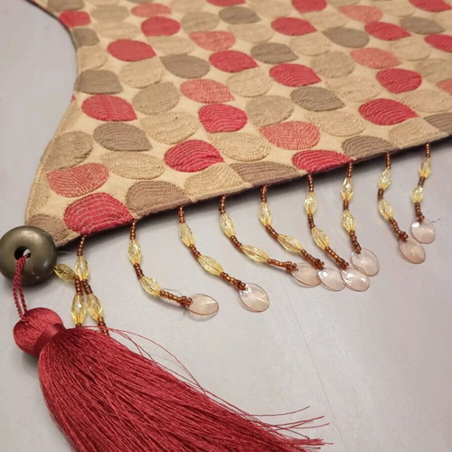 English table runner set like new with 2 sizes and cushion