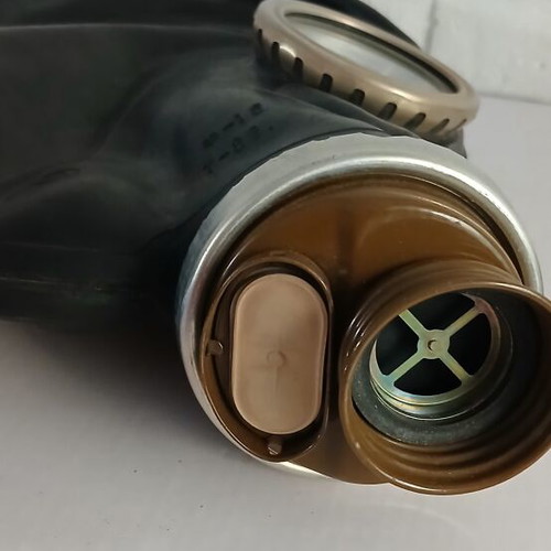 GP-5 Gas Mask like new with green metal filter and carrying bag