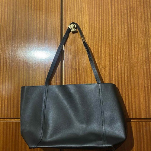 Black shoulder bag unused with space
