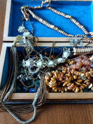 Retro jewelry used with metal and glass beads