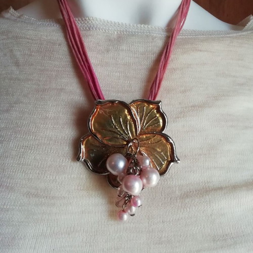 Steel necklace gold flower pendant with synthetic pink pearls 9 cords new