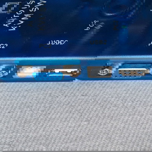 Switch 2 υπολογιστές σε μία οθόνη.