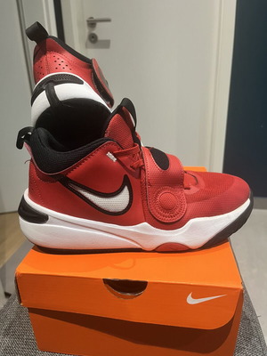 Nike Team Hustle μπασκετικά παπούτσια μεταχειρισμένα, μέγεθος 38.5, κόκκινα και μαύρα