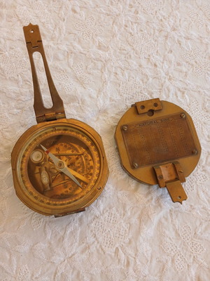 Μπρούτζινη vintage πυξίδα μεταχειρισμένη με πίνακα natural sine