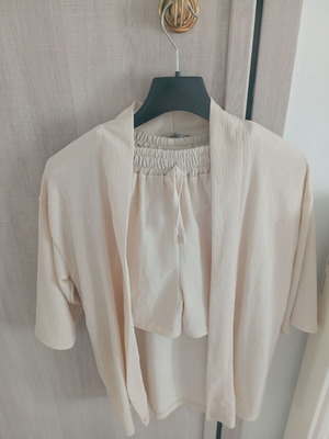 Set in ecru color
