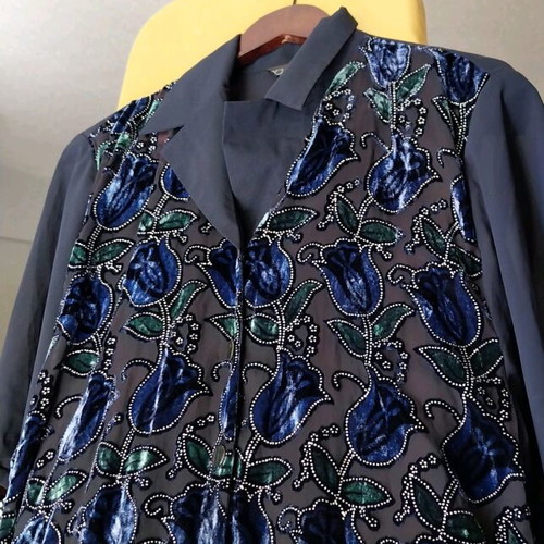 Jhuangariong women's elegant shirt N58 like new with embroidery and velvet