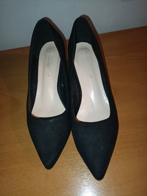 Black pumps size 40 like new with low heel