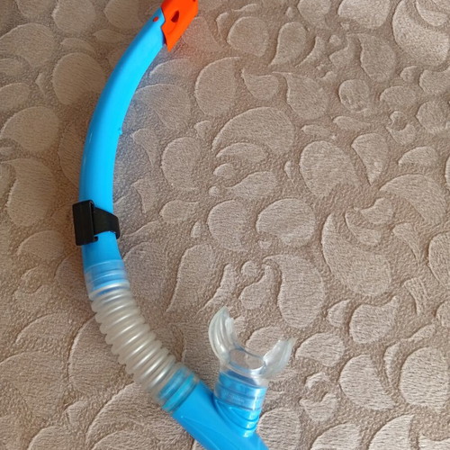 Children's silicone snorkel with purge valve