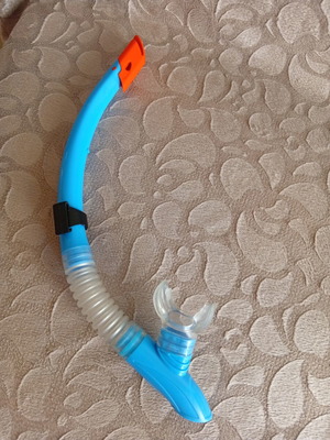 Children's silicone snorkel with purge valve