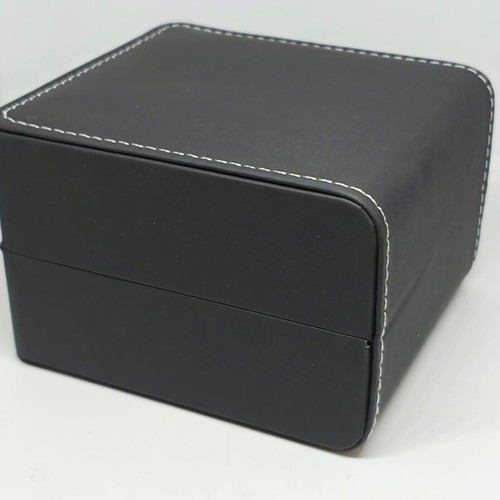 Watch case made of leatherette with protective cushion new
