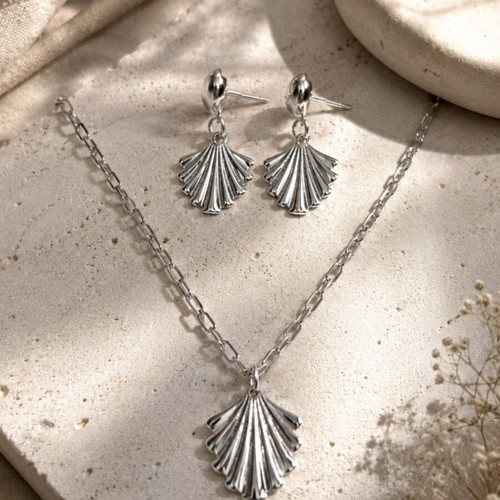 Steel necklace and earrings set with shell pendant, silver tone