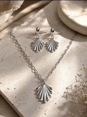 Steel necklace and earrings set with shell pendant, silver tone