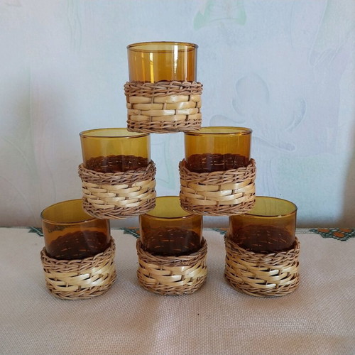 Set of 6 amber glass cups with woven baskets like new
