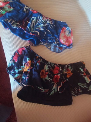Benissimo floral crop tops used, pack of 2, one size, off-shoulder