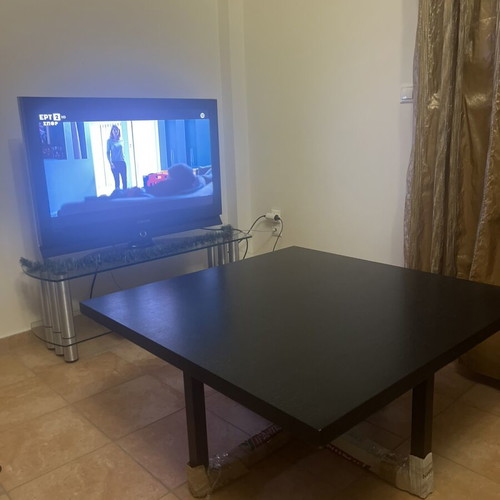 Coffee table like new with dimensions 47x103x103 cm