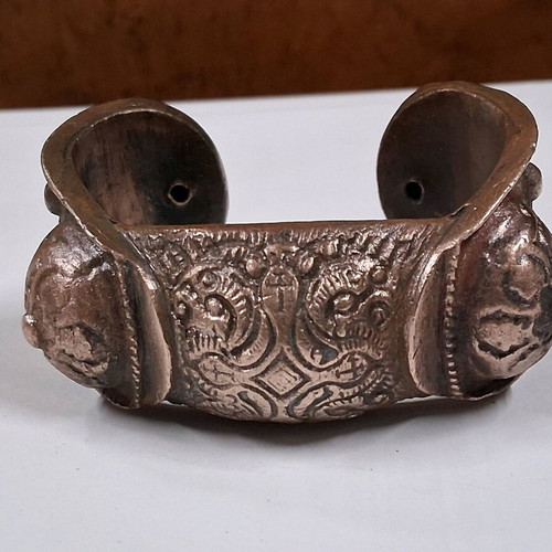 Engagement bracelet used, old bronze