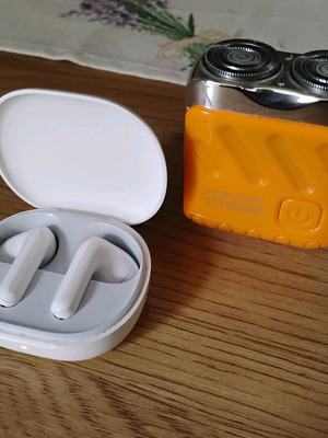 Xiaomi air pod like new, barely used with gift shaver