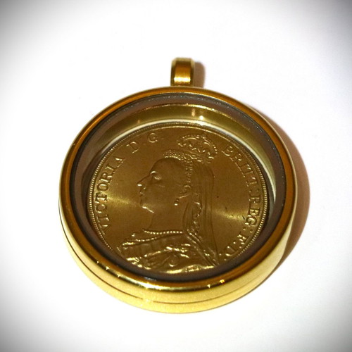England Pound Victoria gold-plated pendant necklace in a case with glass on both sides 22K plated