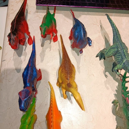 Dinosaur figures like new, set of 17 with dragons
