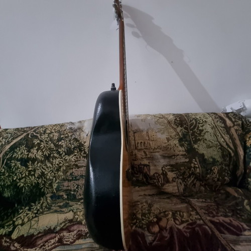 Electroacoustic guitar bowback type like new