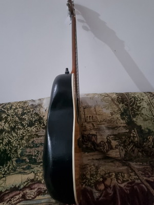 Electroacoustic guitar bowback type like new