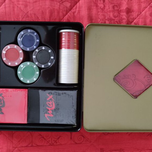 Max XL Poker Set like new with 100 chips and 2 decks
