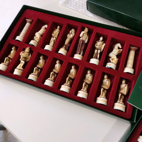 Collectible chess pieces like new, 2 sets