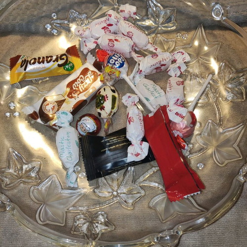 Large glass platter with embossed flower designs like new, 30 cm