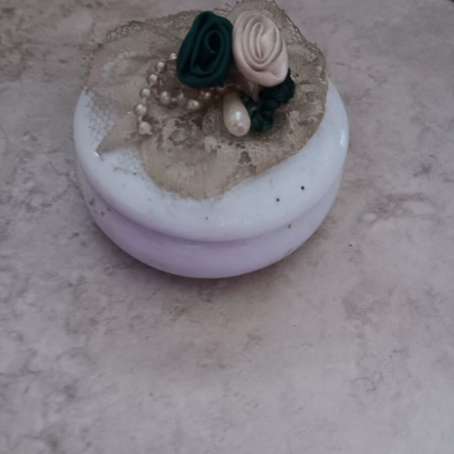 Small decorative jewelry box used, white, requires cleaning