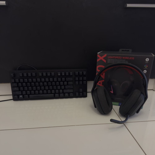 Bundle G Astro A20x Wireless headset and Razer Huntsman Tournament Edition keyboard like new