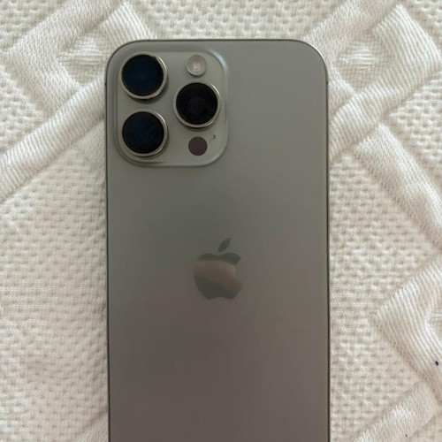 iPhone 16 Pro Max 256 GB silver with charger and case