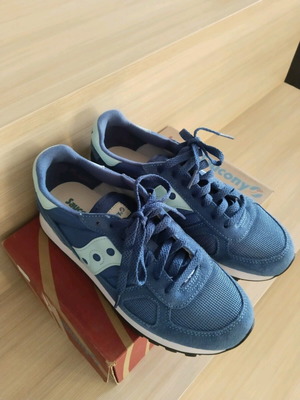 Saucony. Παπούτσια νούμερο 38.5. φορεμένα μόνο 2 φορές. Ουσιαστικά καινούργια.