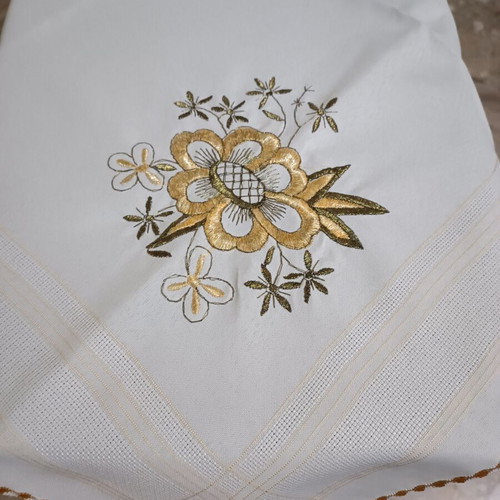 Machine Embroidery Tablecloth 70×70 cm like new