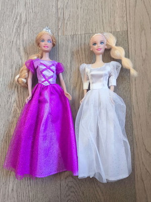 Doll set like new with 20 dresses and 12 pairs of shoes