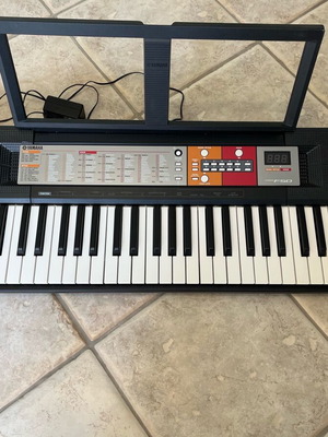 PSR-F50 keyboard like new with 61 keys and music stand
