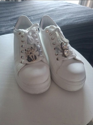 Women's white athletic shoes like new, size 38
